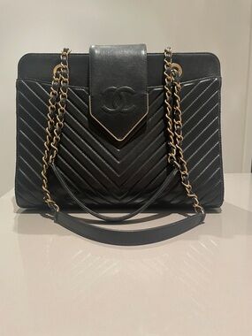 CHANEL Black Chevron Quilted Leather Shoulder Bag with Gold Chain